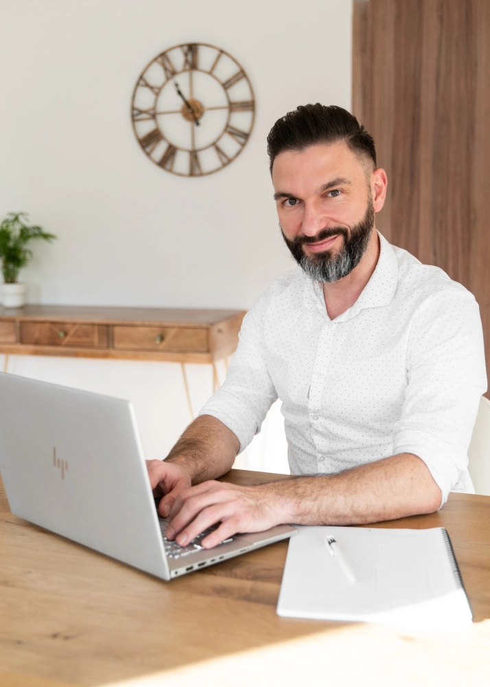 Dirk Meißner, Inhaber von Webdesign Wilsdruff, an seinem Arbeitsplatz