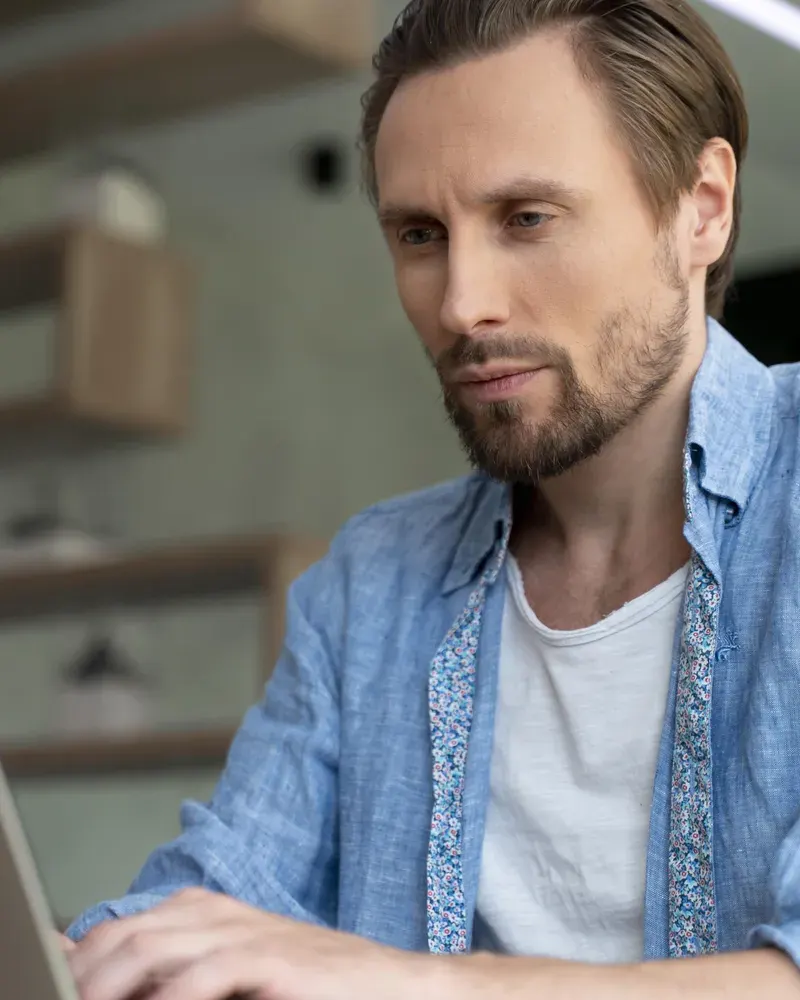 Mann sucht am Laptop nach einem Handwerksbetrieb