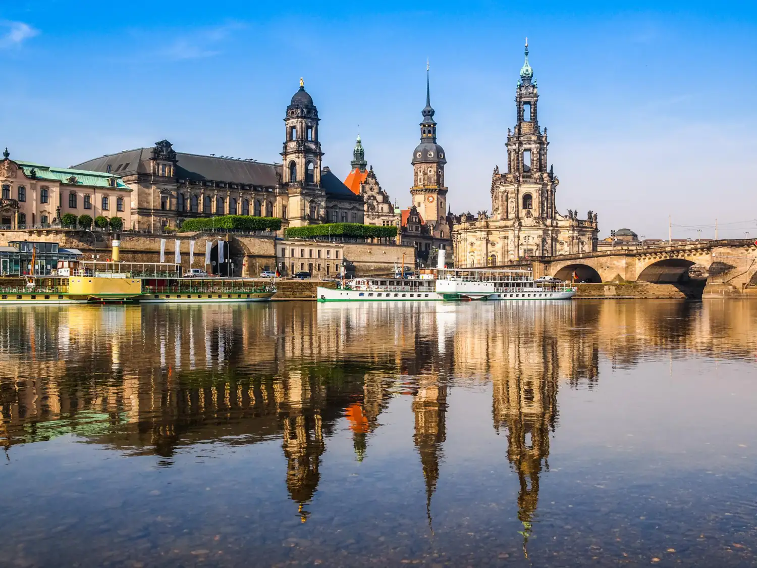 Blick über die Elbe auf die Dresdner Altstadt mit Frauenkirche und Hofkirche, Sinnbild für einen Webdesigner aus der Region Dresden.