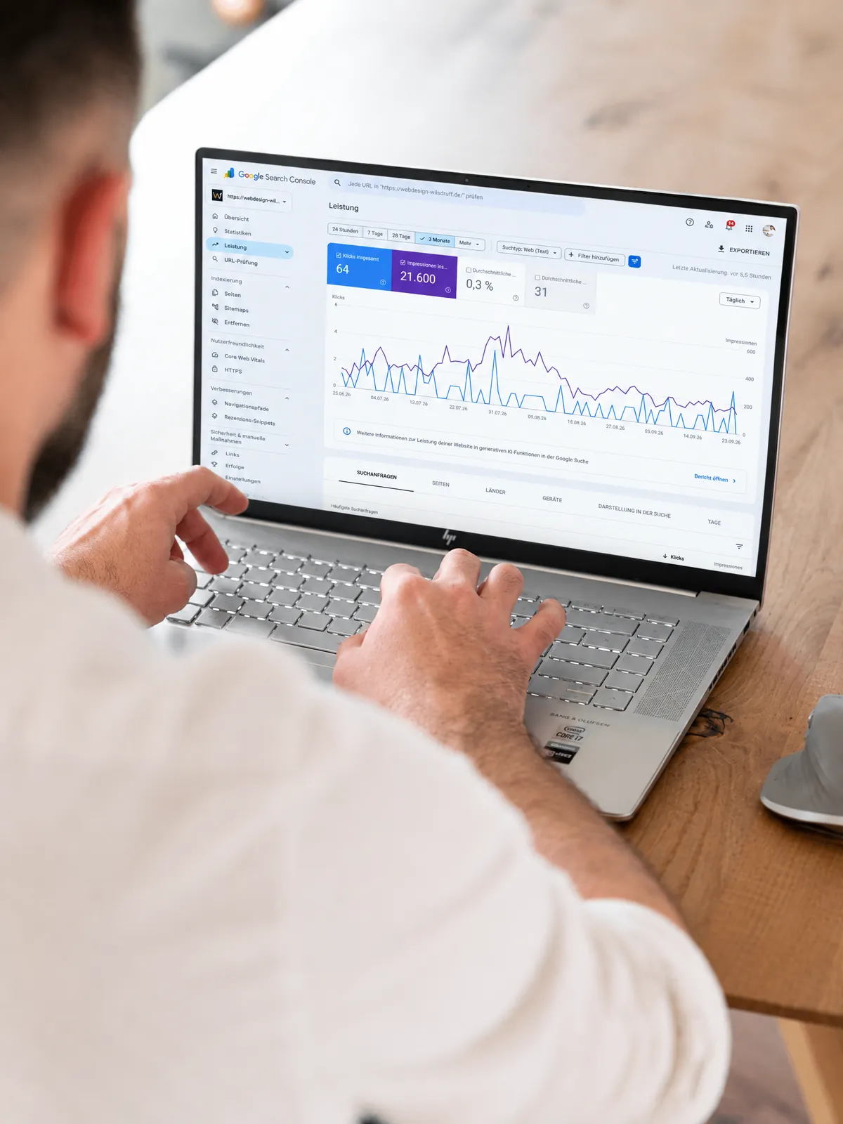 Dirk Meißner sitzt am Laptop und prüft Suchbegriffe und Klicks in der Google Search Console