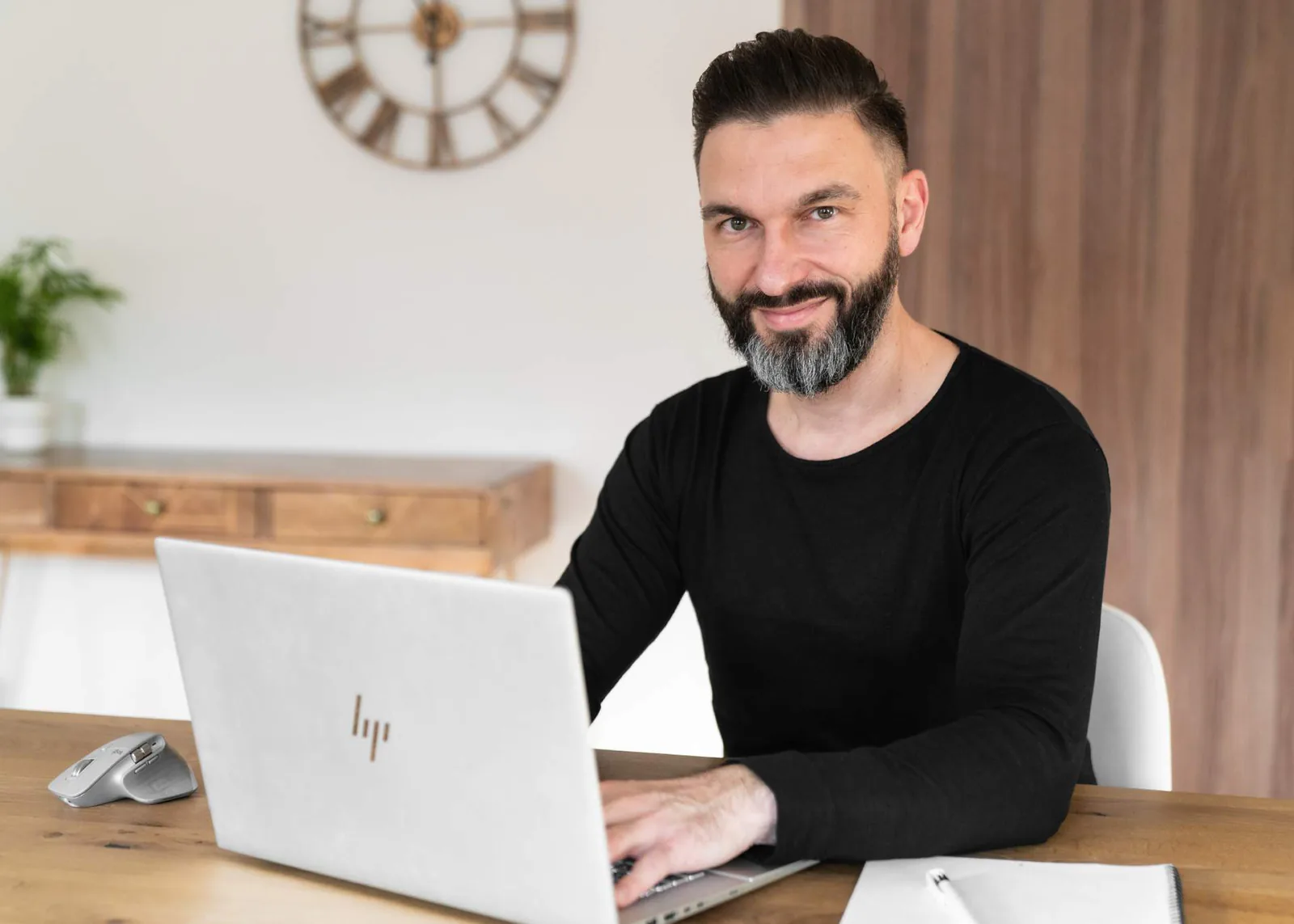 Dirk Meißner, Webdesigner aus Wilsdruff, an seinem Laptop