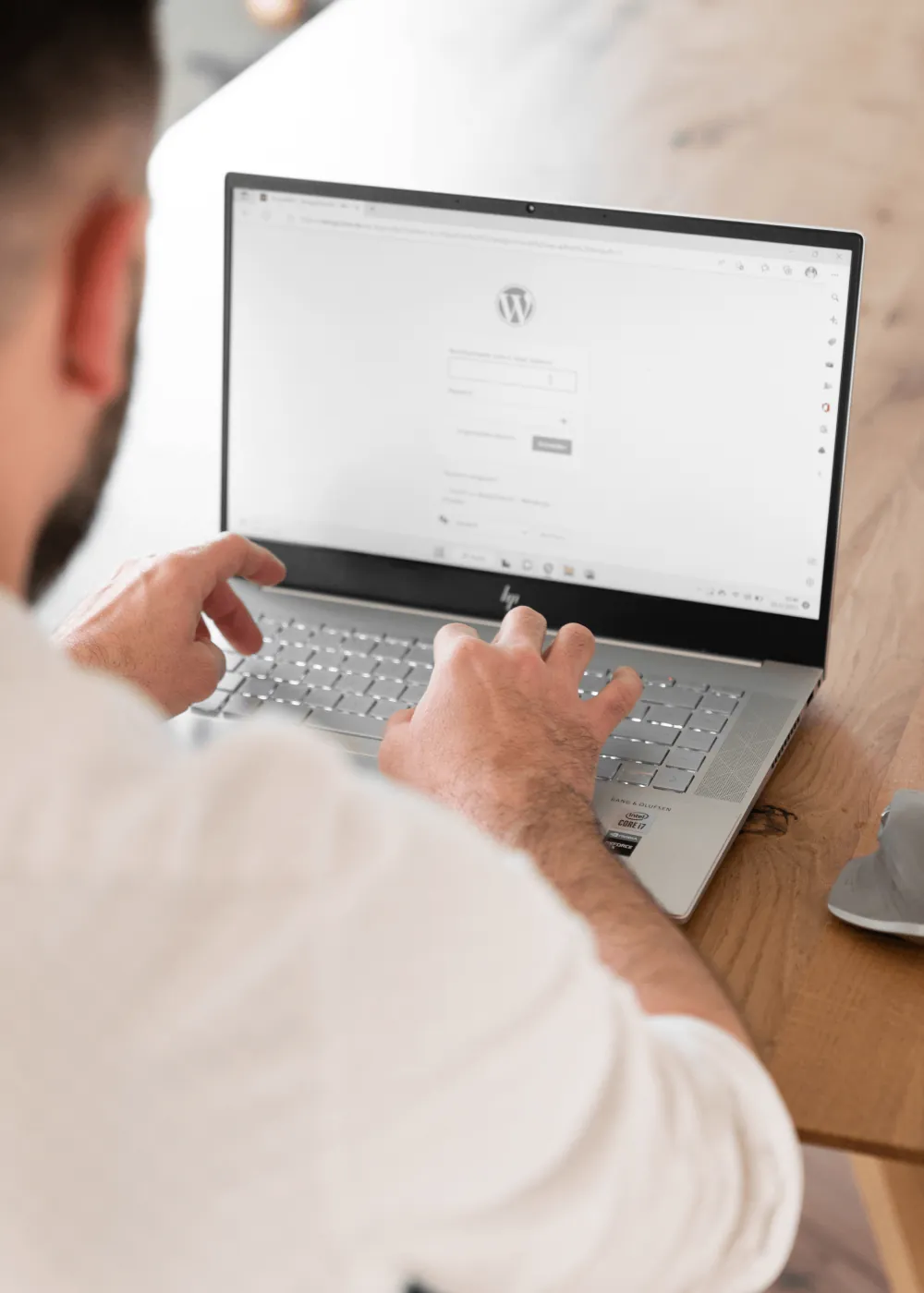 Dirk Meißner arbeitet am Laptop, Blick über die Schulter
