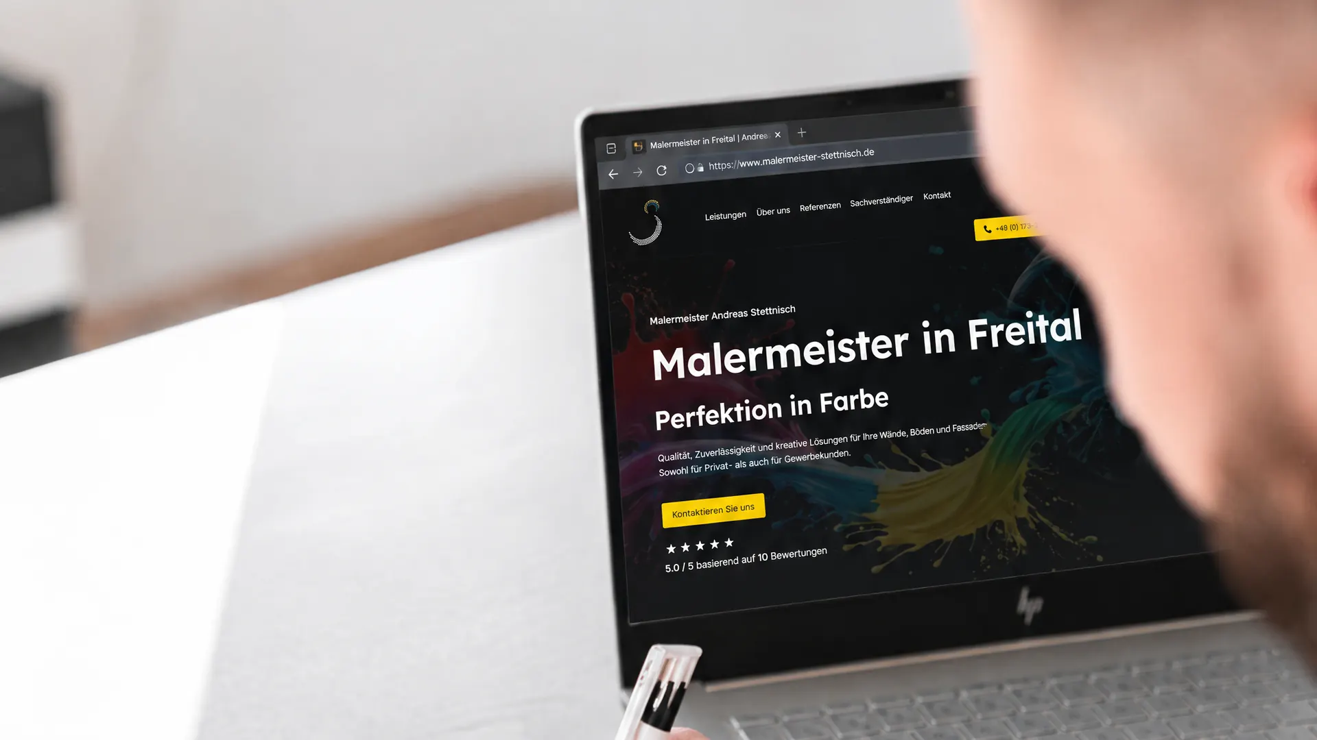 Dirk Meißner, Webdesigner aus Wilsdruff, prüft am Laptop die Webseite eines Kunden